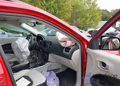 2019 Jeep Compass Latitude 4X4 z USA, uszkodzony, nr VIN 3C4NJDBB1KT668615